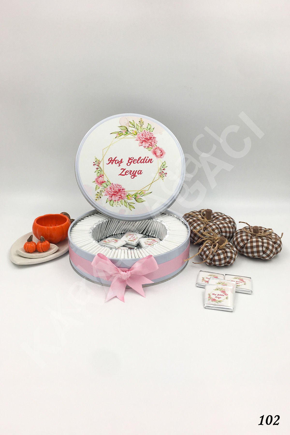 Pembe Çiçek Çerçeveli Metal Kutu İsme Özel Çikolata KA102
