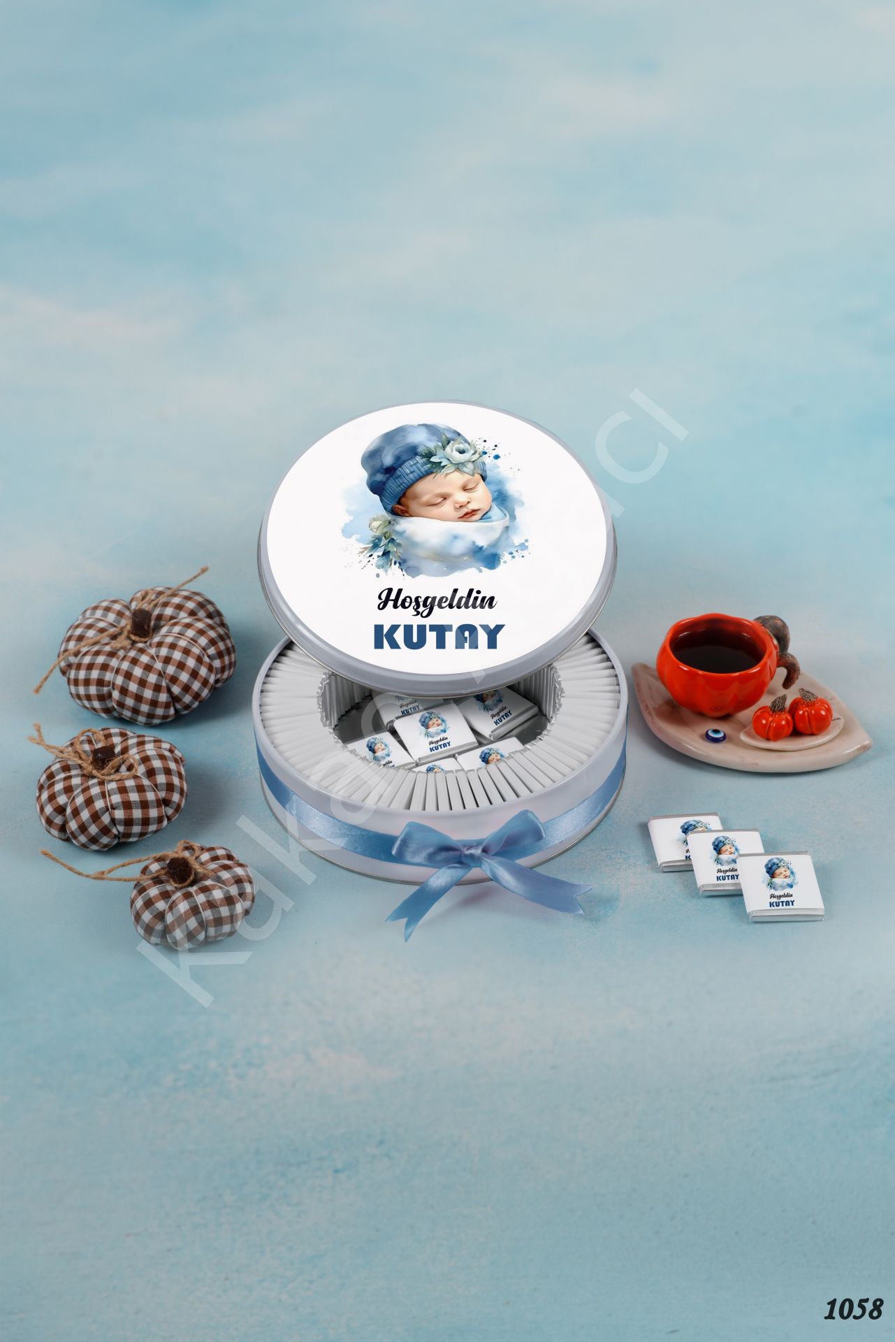 Kundakta Erkek Bebek Metal Kutu İsme Özel Çikolata KA1058