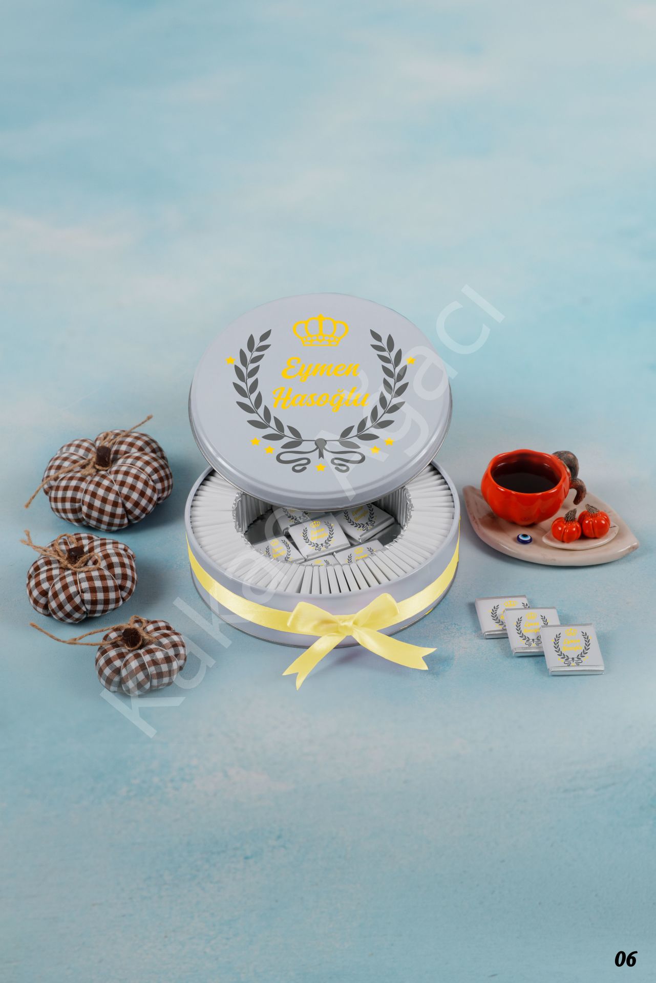 Sarı Taçlı Desenli Metal Kutu İsme Özel Çikolata KA06