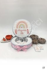 Pembe Tüylü Gökkuşağı Metal Kutu İsme Özel Çikolata KA12