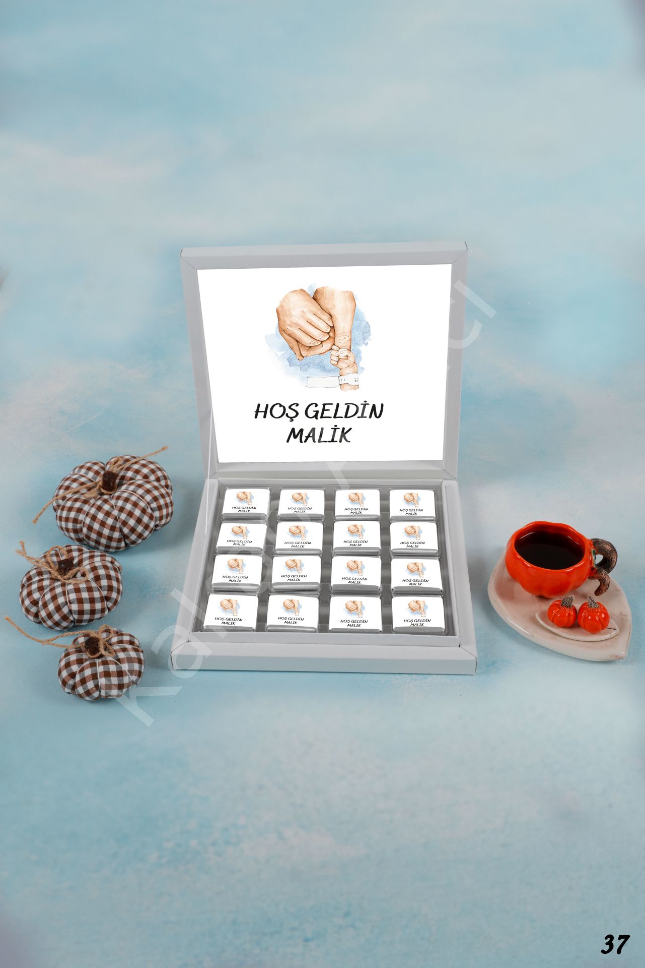 Anne & Baba ve Bebek Eli Karton Kutu İsme Özel Çikolata KA37