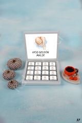 Anne & Baba ve Bebek Eli Karton Kutu İsme Özel Çikolata KA37