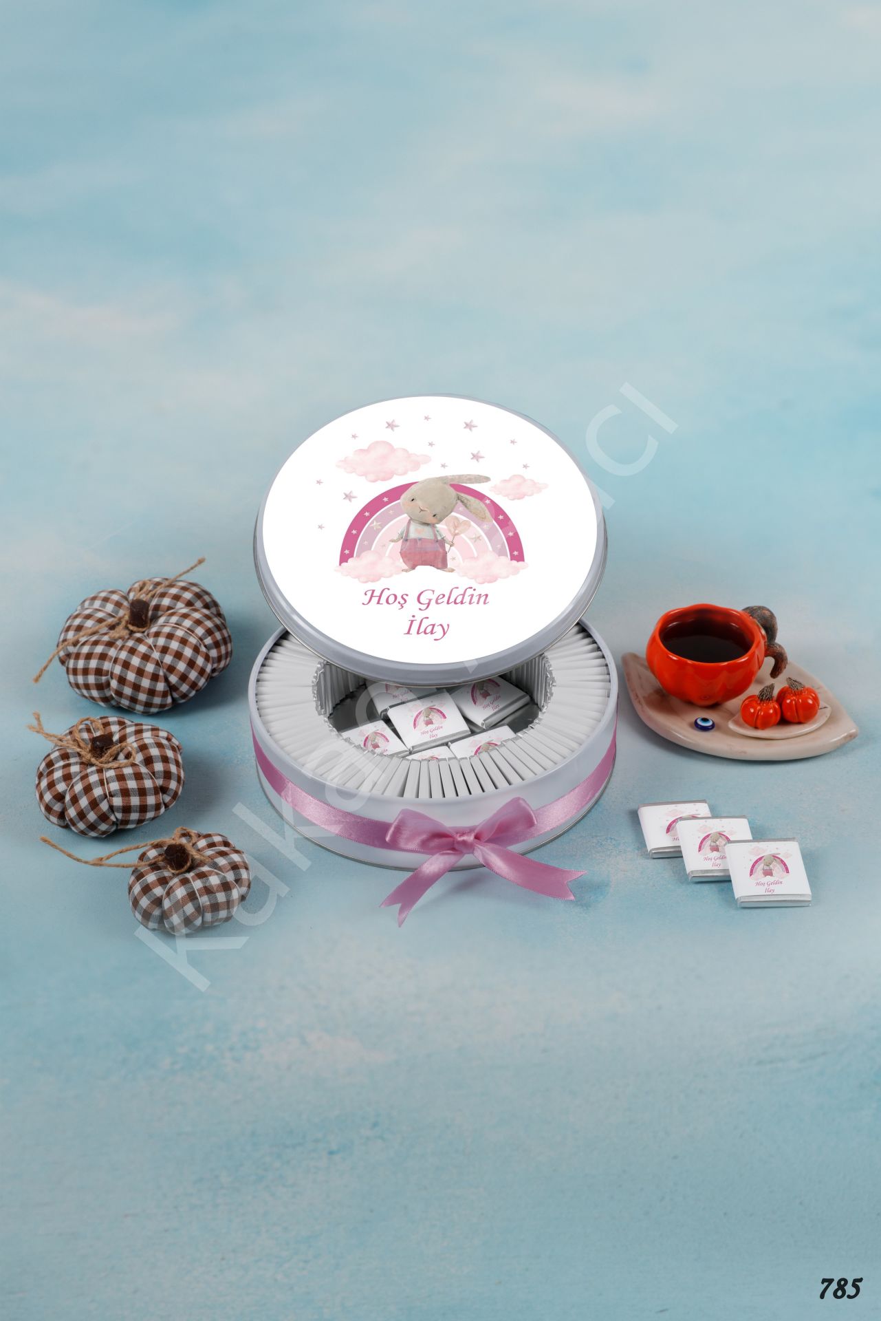 Pembe Tavşanlı Gökkuşağı Metal Kutu İsme Özel Çikolata KA785