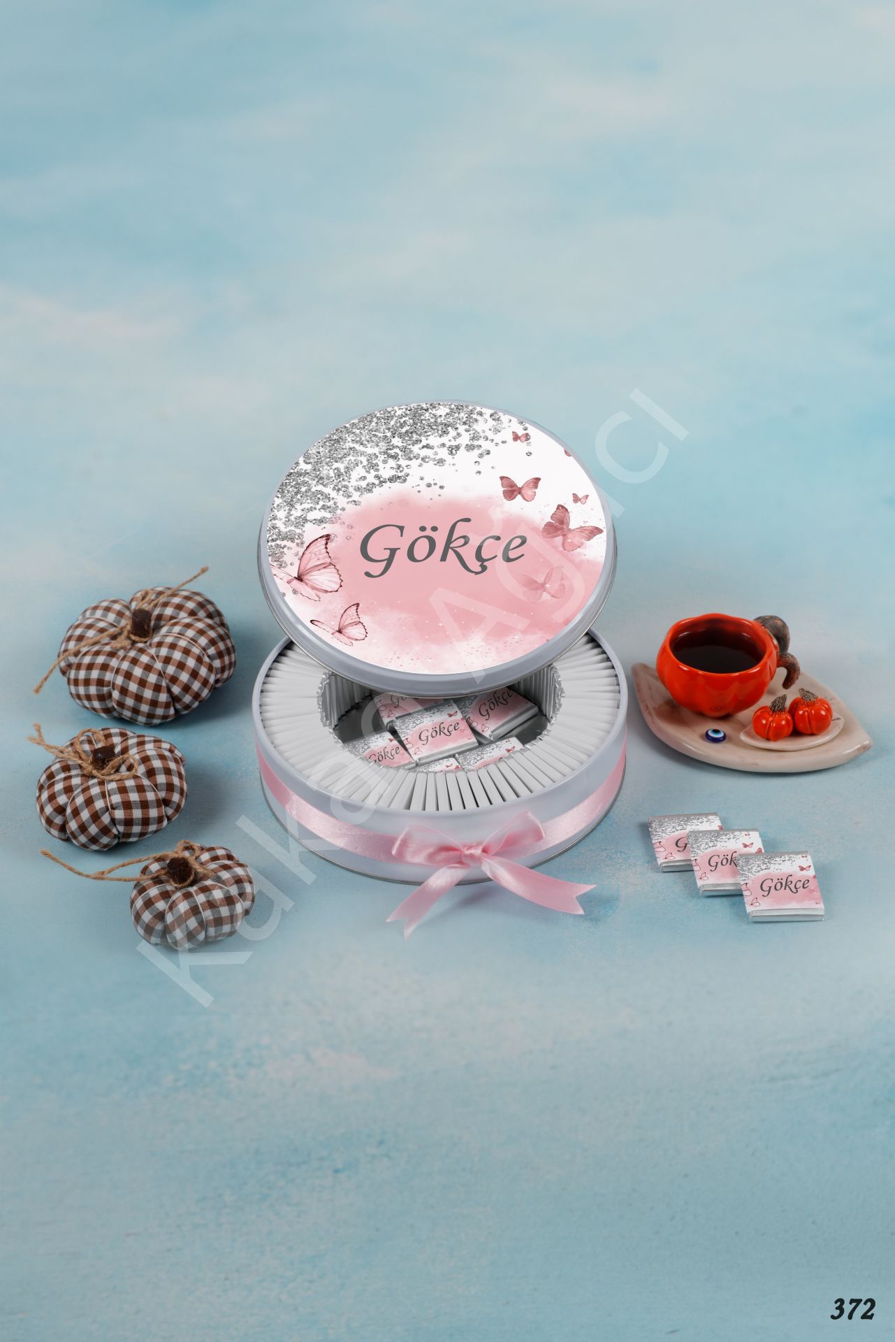 Pembe Kelebekli ve Elmaslı Metal Kutu İsme Özel Çikolata KA372