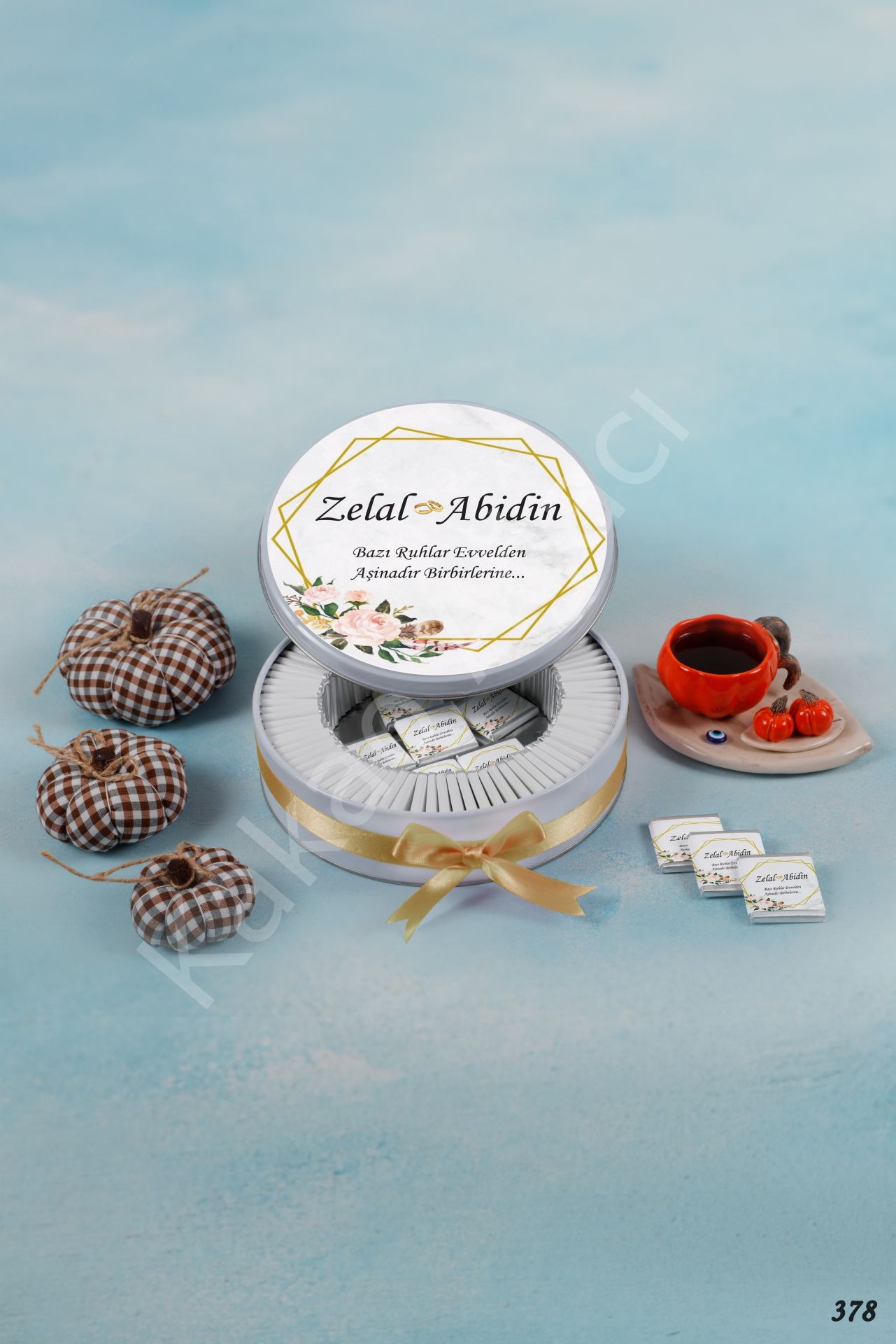 Pembe Güllü Çerçeveli Gelin & Damat Metal Kutu İsme Özel Çikolata KA378