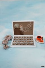 Tesettürlü Anne Kucağında Bebek Karton Kutu İsme Özel Çikolata KA1087