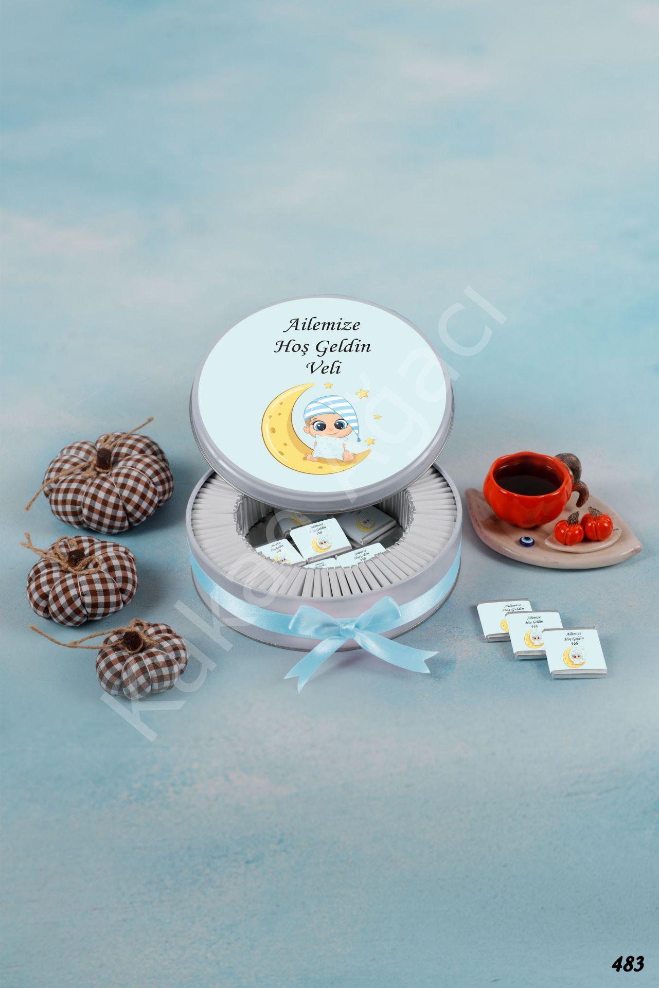 Mavi Aylı Erkek Bebek Metal Kutu İsme Özel Çikolata KA483