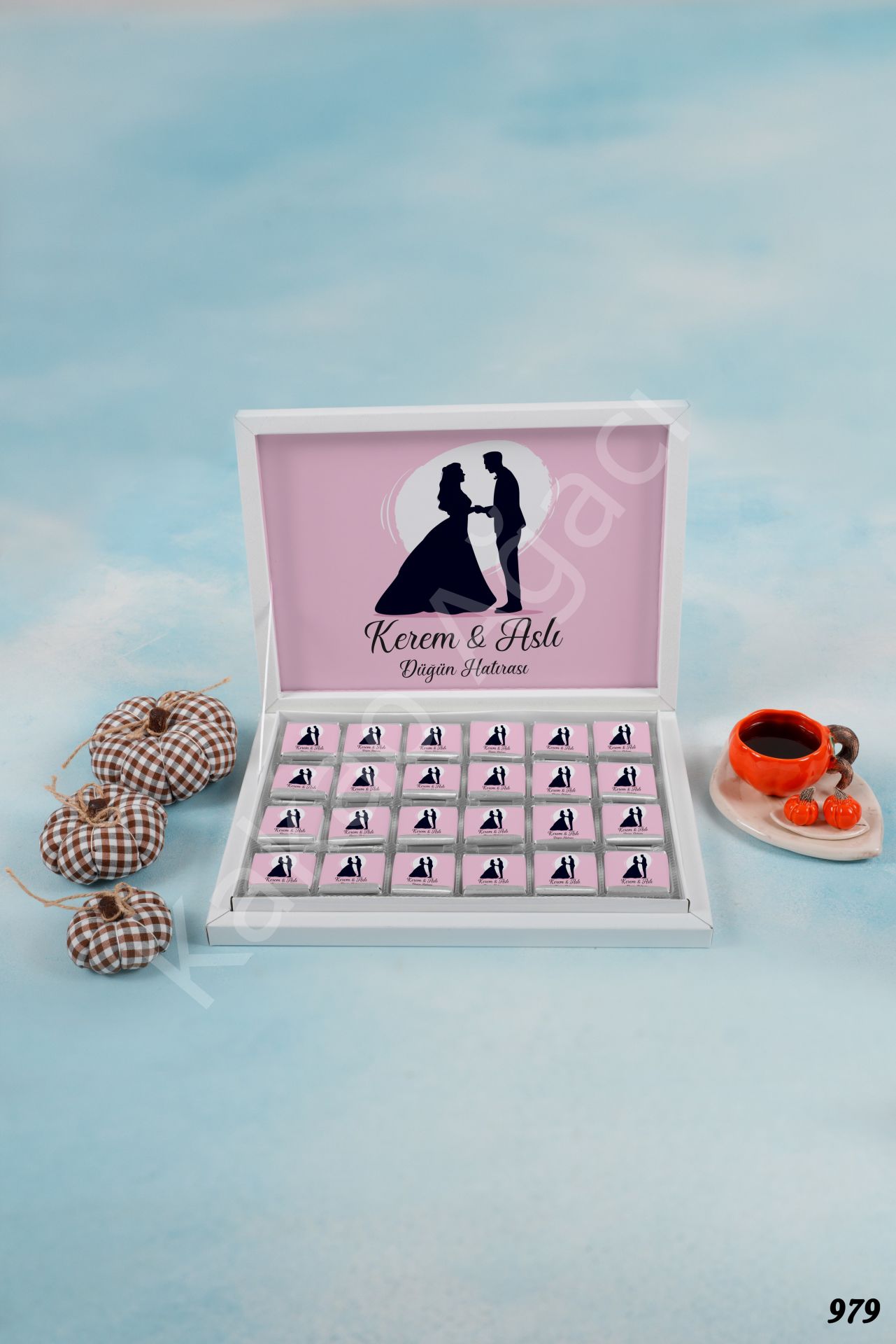 Pembe Temalı Gelin & Damat Karton Kutu İsme Özel Çikolata KA979