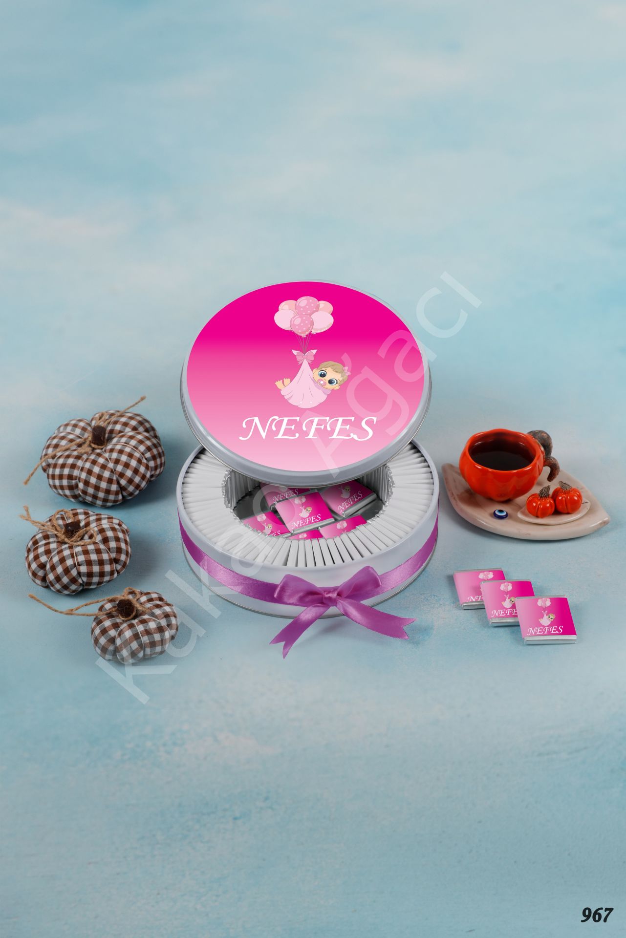 Pembe Balonlu Kız Bebek Metal Kutu İsme Özel Çikolata KA967