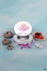 Pembe Temalı Anne Bebek Eli Metal Kutu İsme Özel Çikolata KA968