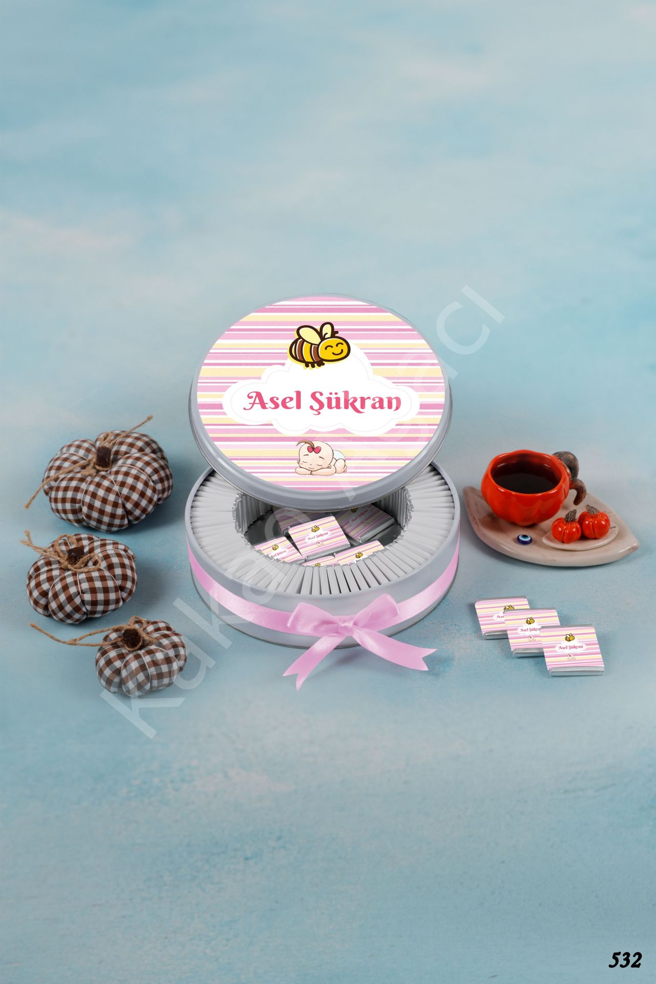 Kız Bebek ve Arı Metal Kutu İsme Özel Çikolata KA532