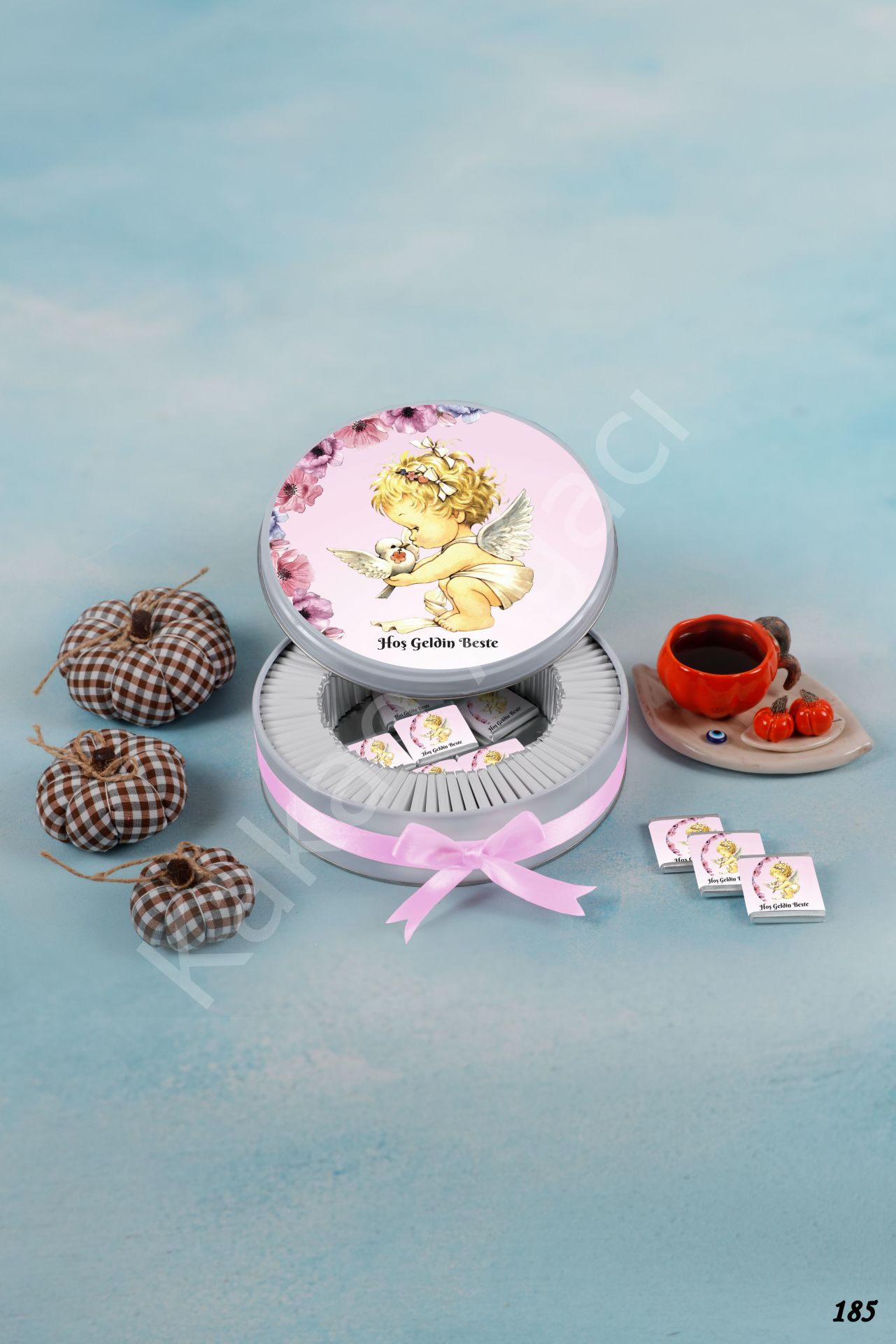 Pembe Kanatlı Oturan Bebek Metal Kişiye Özel İsimli KA185