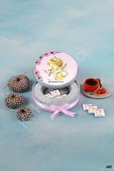 Pembe Kanatlı Oturan Bebek Metal Kişiye Özel İsimli KA185