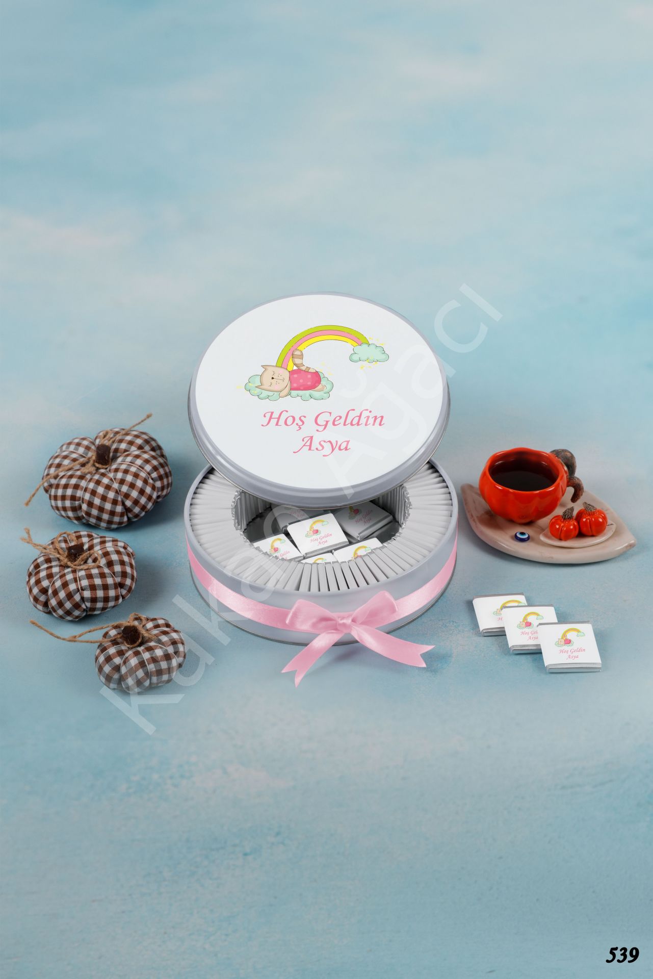 Pembe Gökkuşağı Kedili Metal Kutu İsme Özel Çikolata KA539