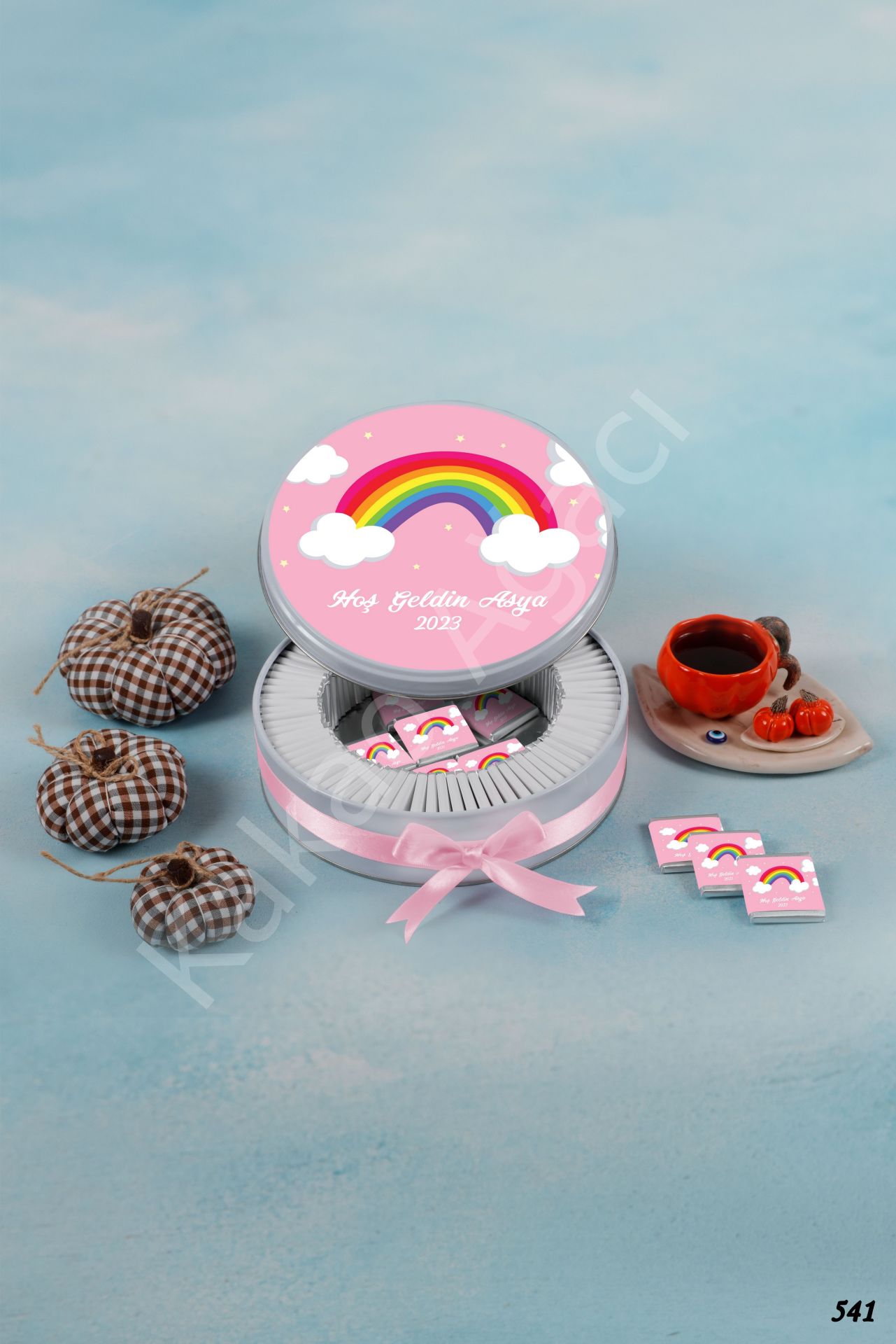 Pembe Renkli Gökkuşağı Metal Kutu İsme Özel Çikolata KA541
