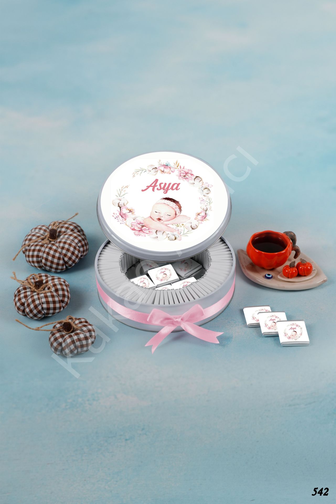 Pembe Çiçekli Kız Bebek Metal Kutu İsme Özel Çikolata KA542