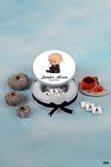 Oturan Patron Bebek Metal Kutu İsme Özel Çikolata KA809