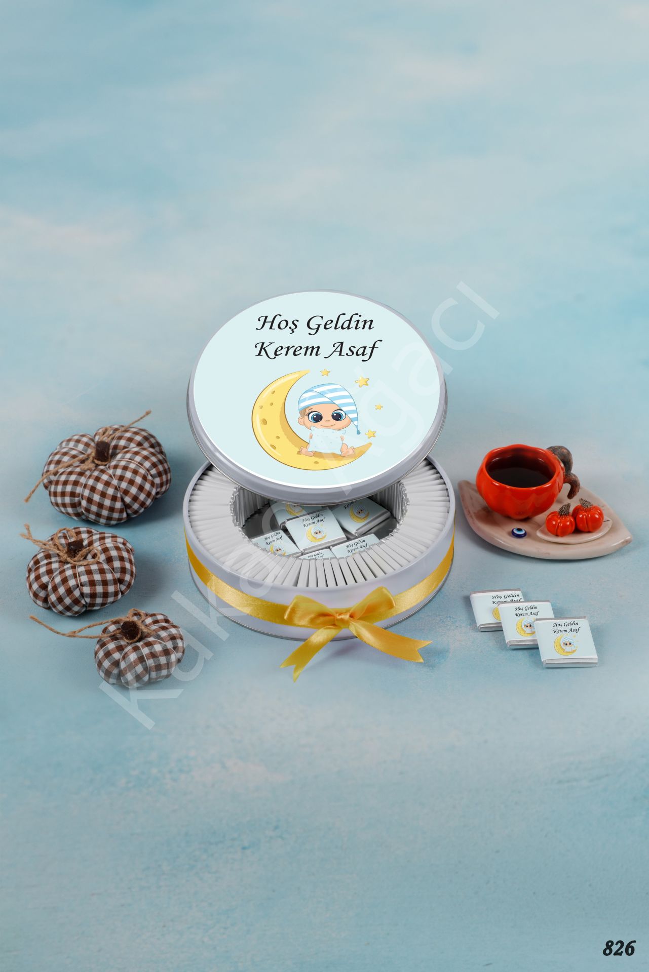 Ay Üstünde Erkek Bebek Metal Kutu İsme Özel Çikolata KA826